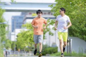 ランニングウェアを着ている2人のランナー